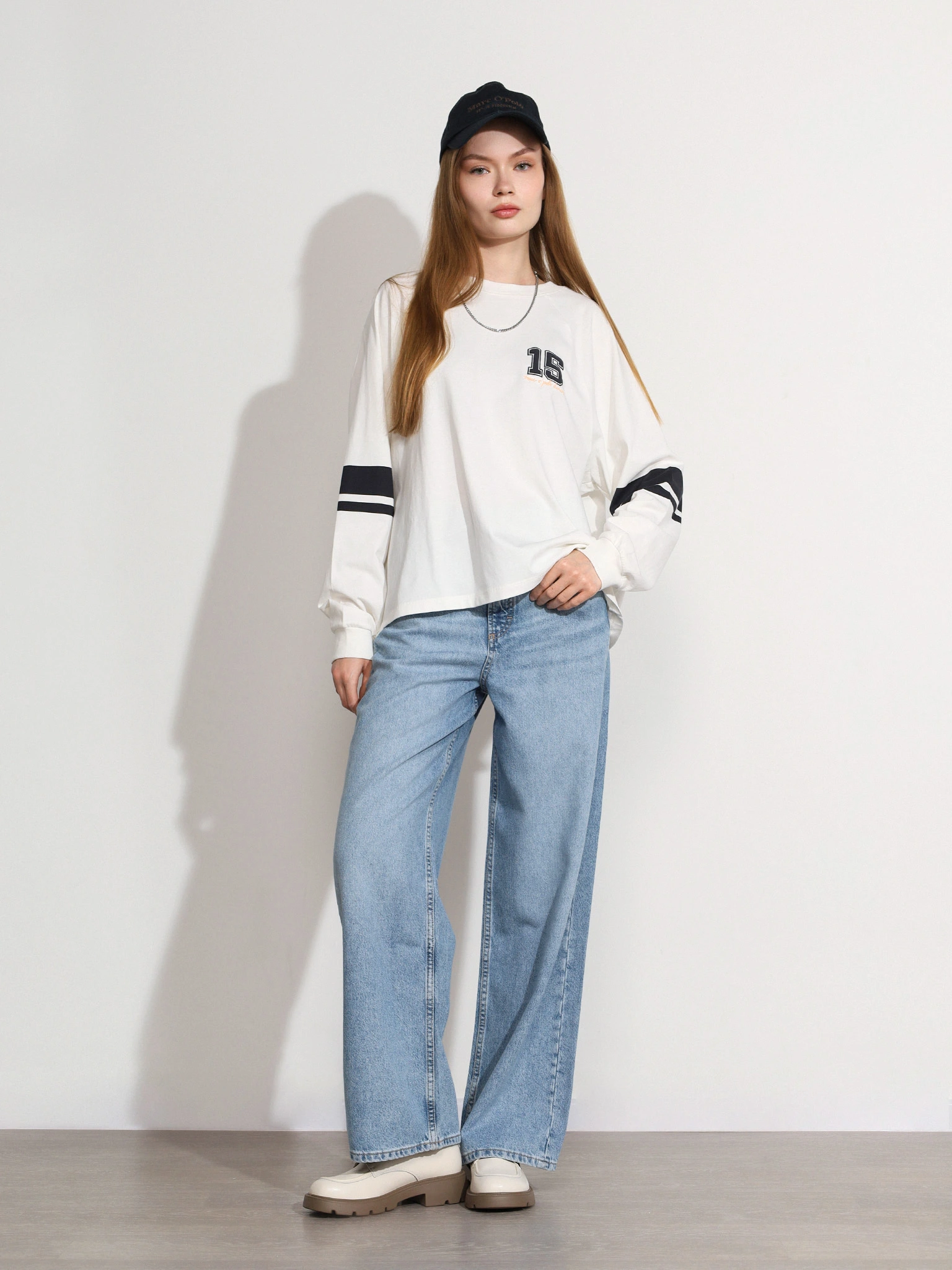 Футболка белого цвета с длинным рукавом из хлопка